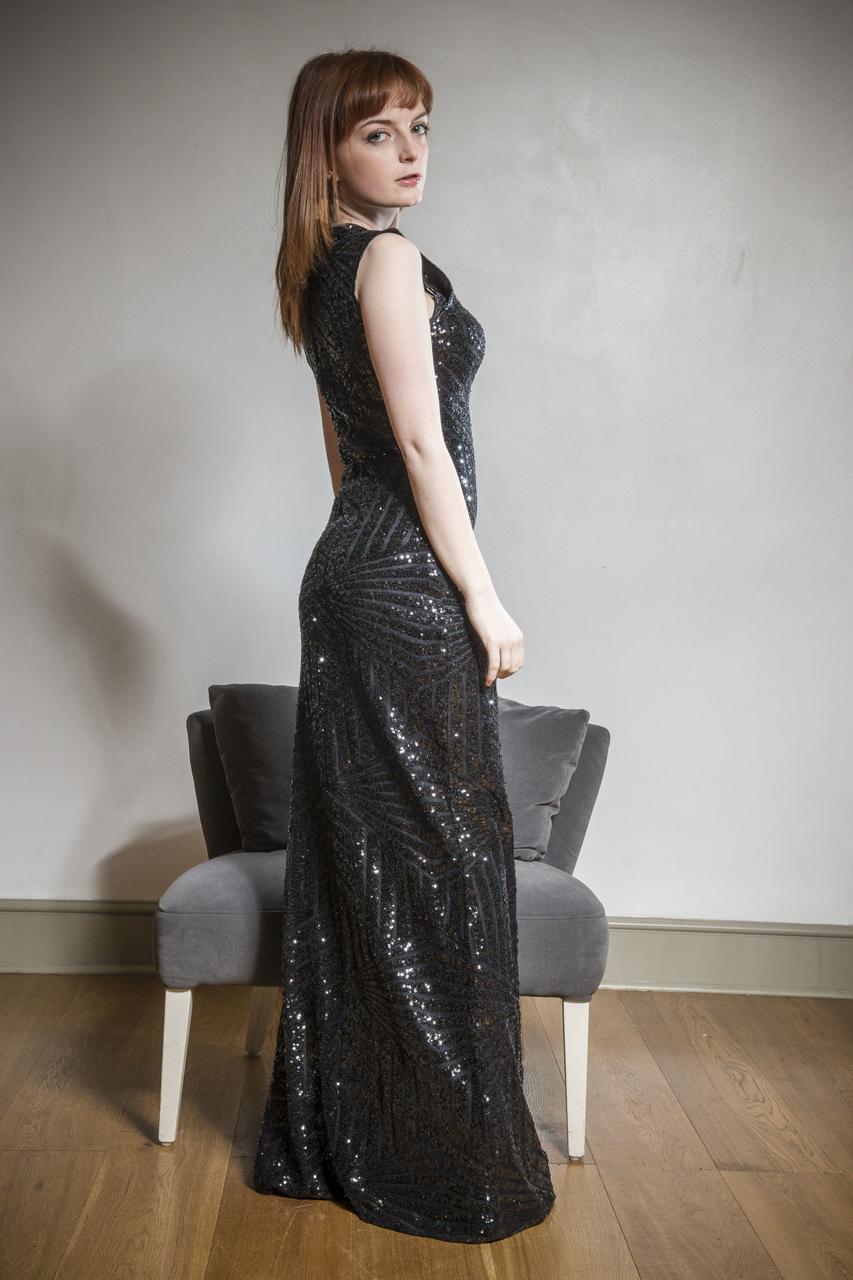 17P Lola Gatsby, petite rousse, exhibe son corps magnifique dans des bas sexy.