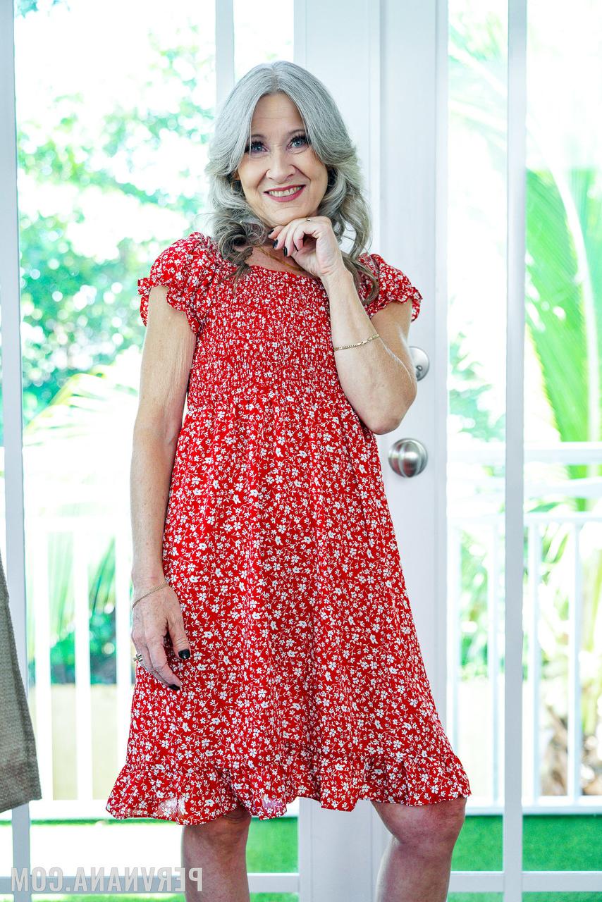 20P Mãe madura safada Leilani Lei leva uma surra no estilo POV e faz um tratamento facial