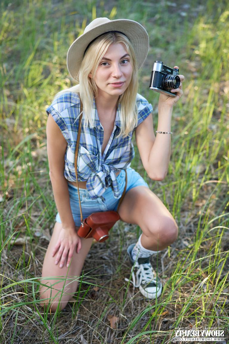 20P La sexy joven rubia paulina expone su cuerpo desnudo mientras está en el bosque