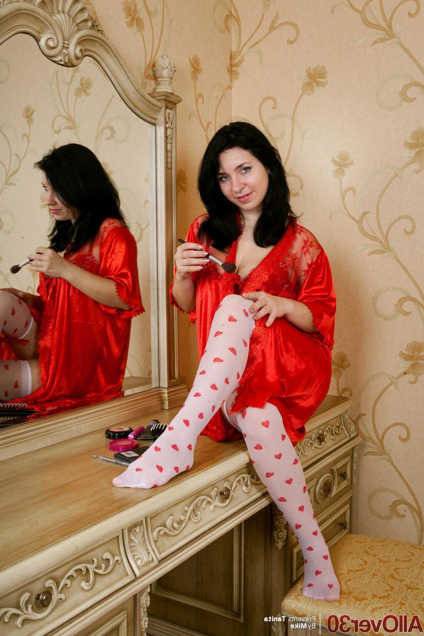 15P Tanita, mulher com mais de 30 anos, tira a lingerie e as meias sexy para posar nua