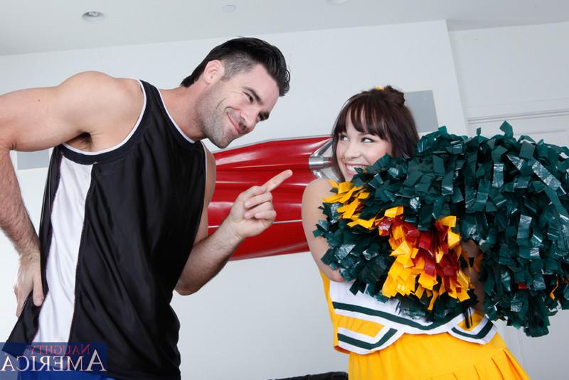 14P La pom-pom girl brune Lindy Lane a des relations sexuelles sur un canapé noir.