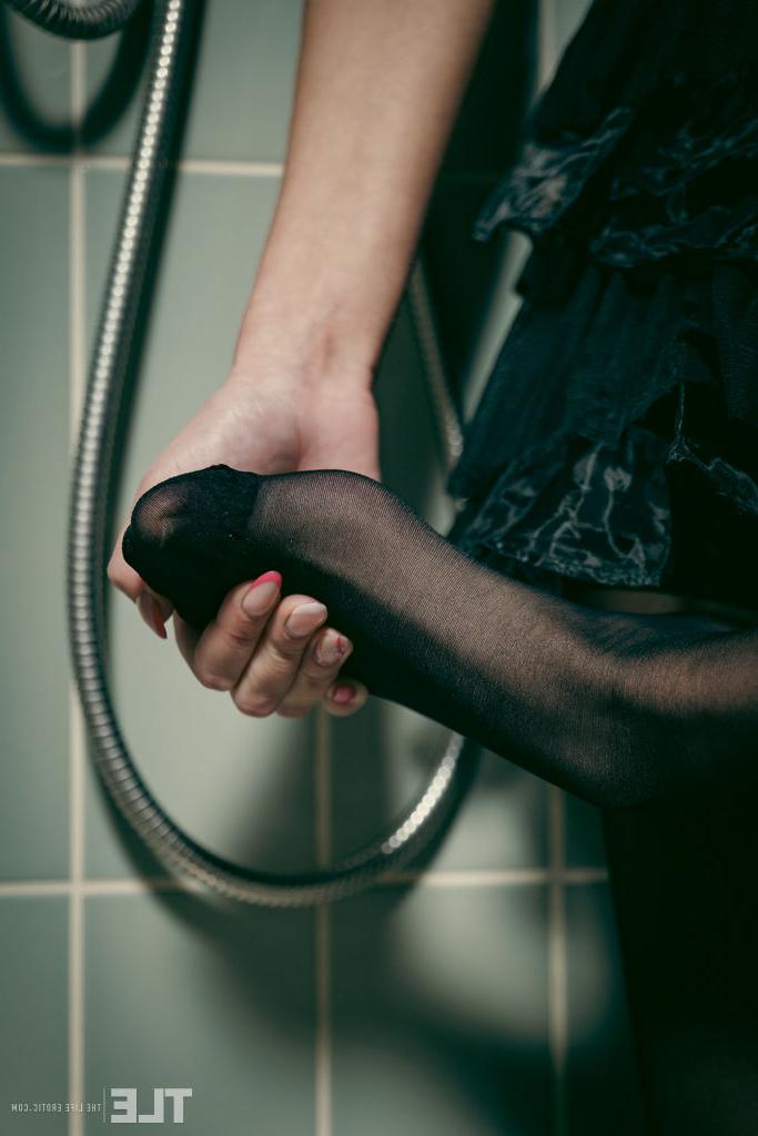 16P A adolescente loira gostosa Luise fica totalmente nua no chuveiro enquanto se masturba