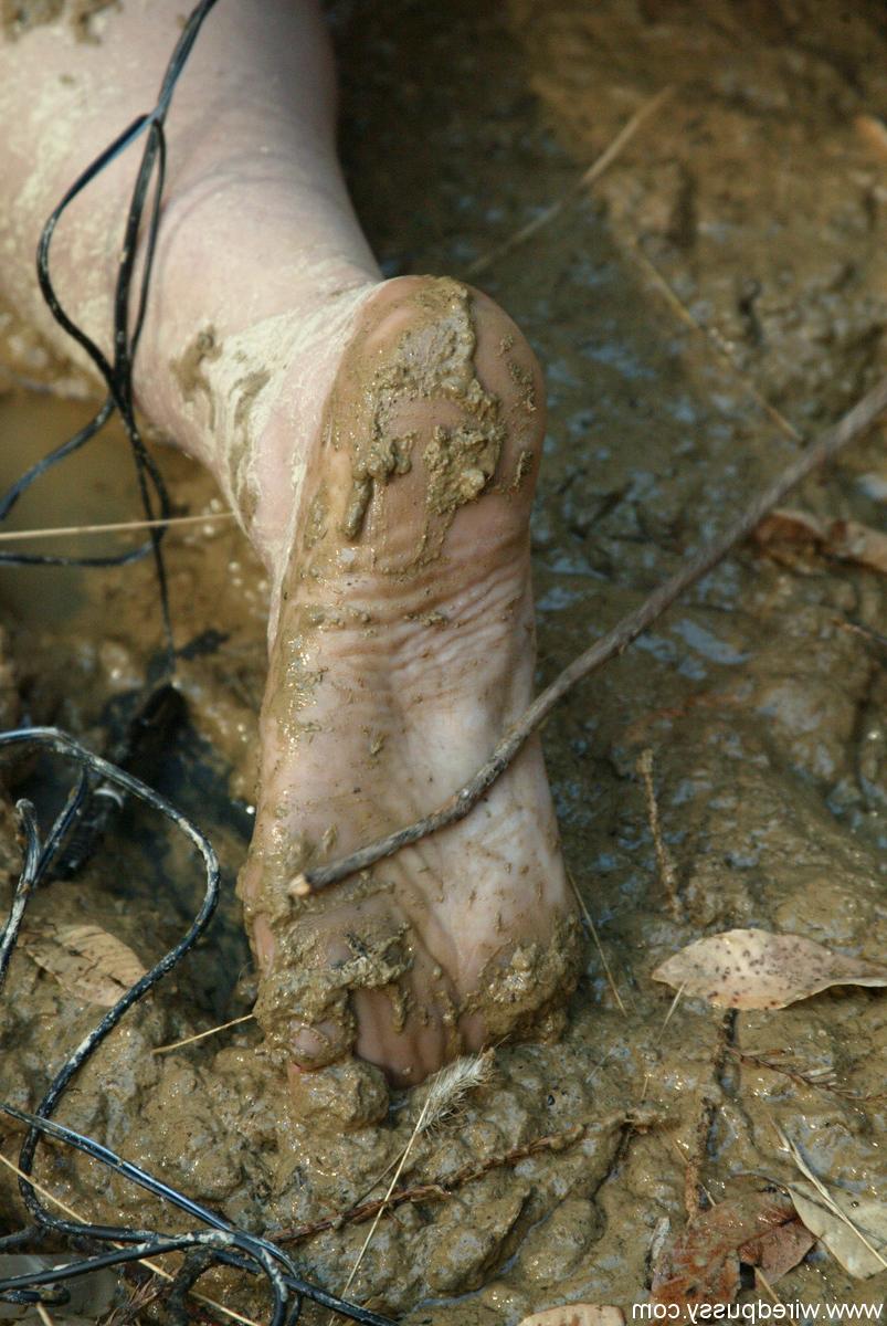 20P Slave girl Dylan Ryan gets her big ass brutally toyed in the mud