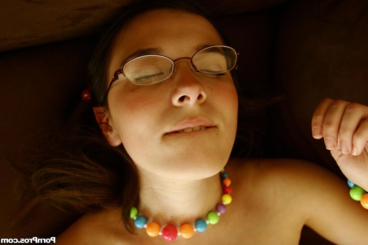20P Pigtailed adolescente Angel Jay monta um pau grande e recebe um lindo tratamento facial
