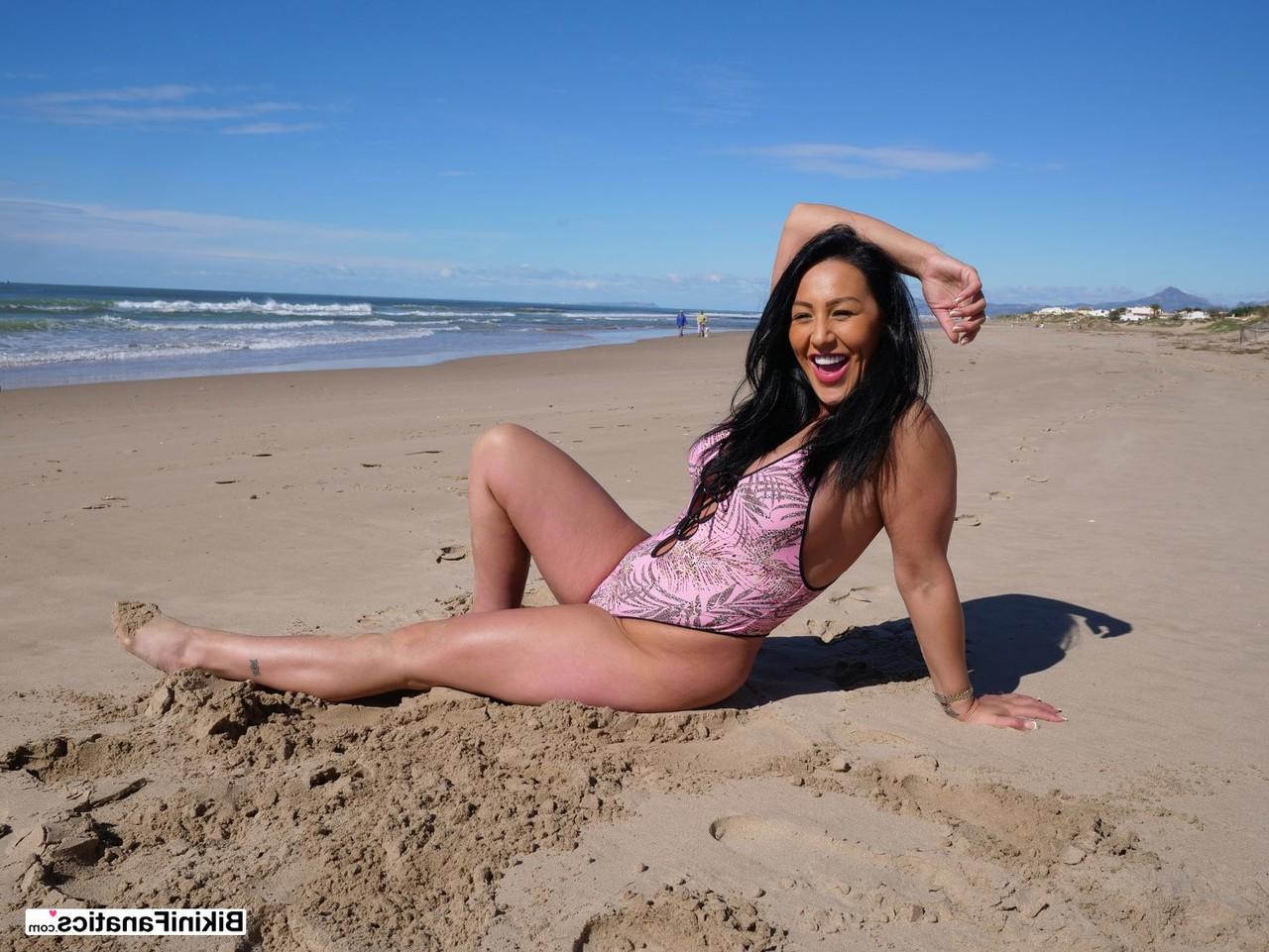12P A grossa garota britânica Candi Kayne perde os seios por causa da roupa de banho na praia