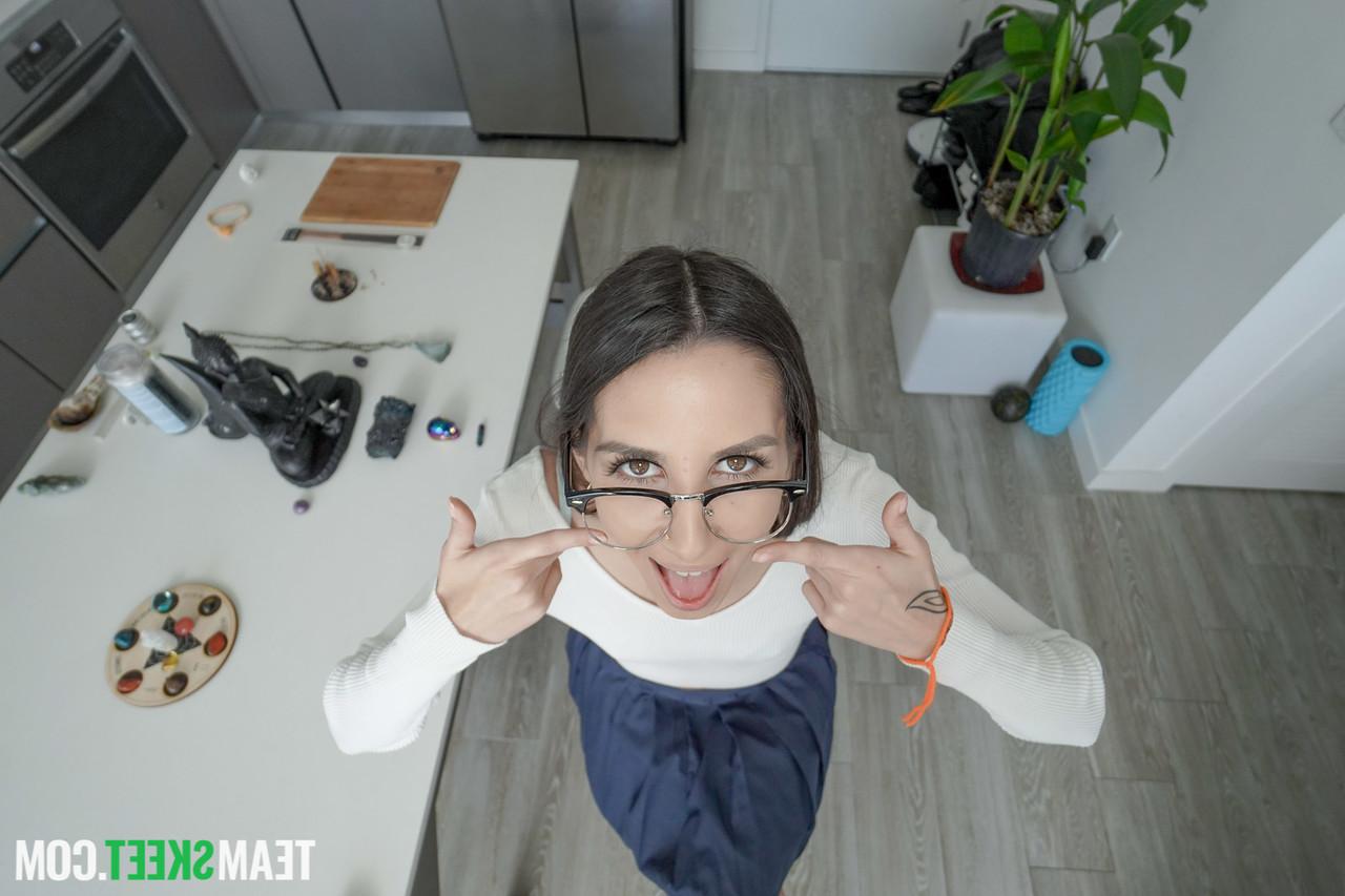 20P A adolescente magrinha e nerd Natalia Nix mostra sua boca como um lugar para um pau grande