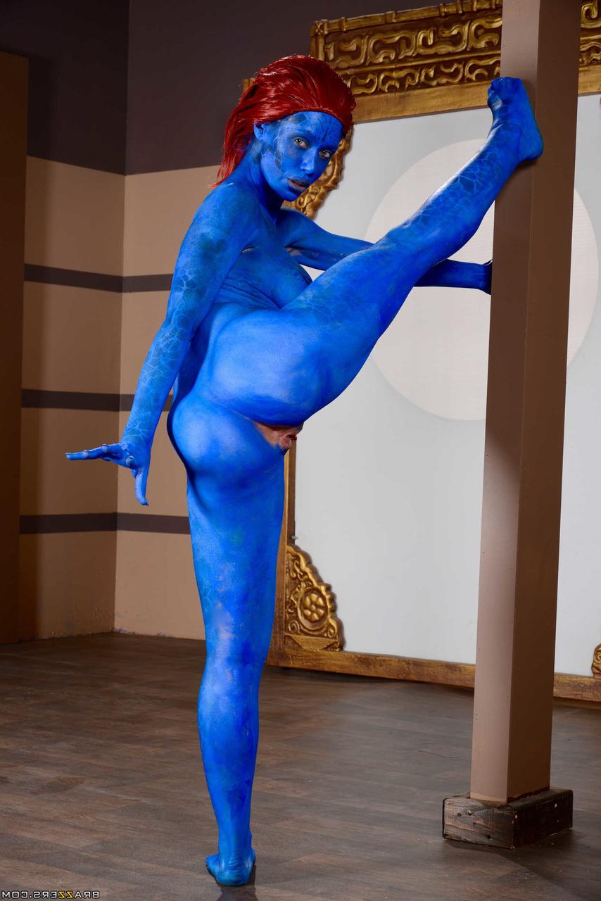 18P A gostosa cosplay Nicole Aniston mostra suas curvas fenomenais enquanto posa nua