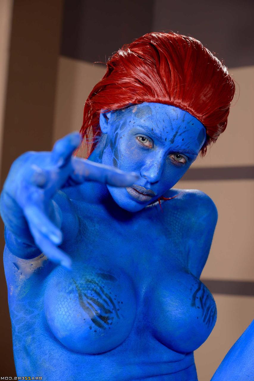 18P A gostosa cosplay Nicole Aniston mostra suas curvas fenomenais enquanto posa nua