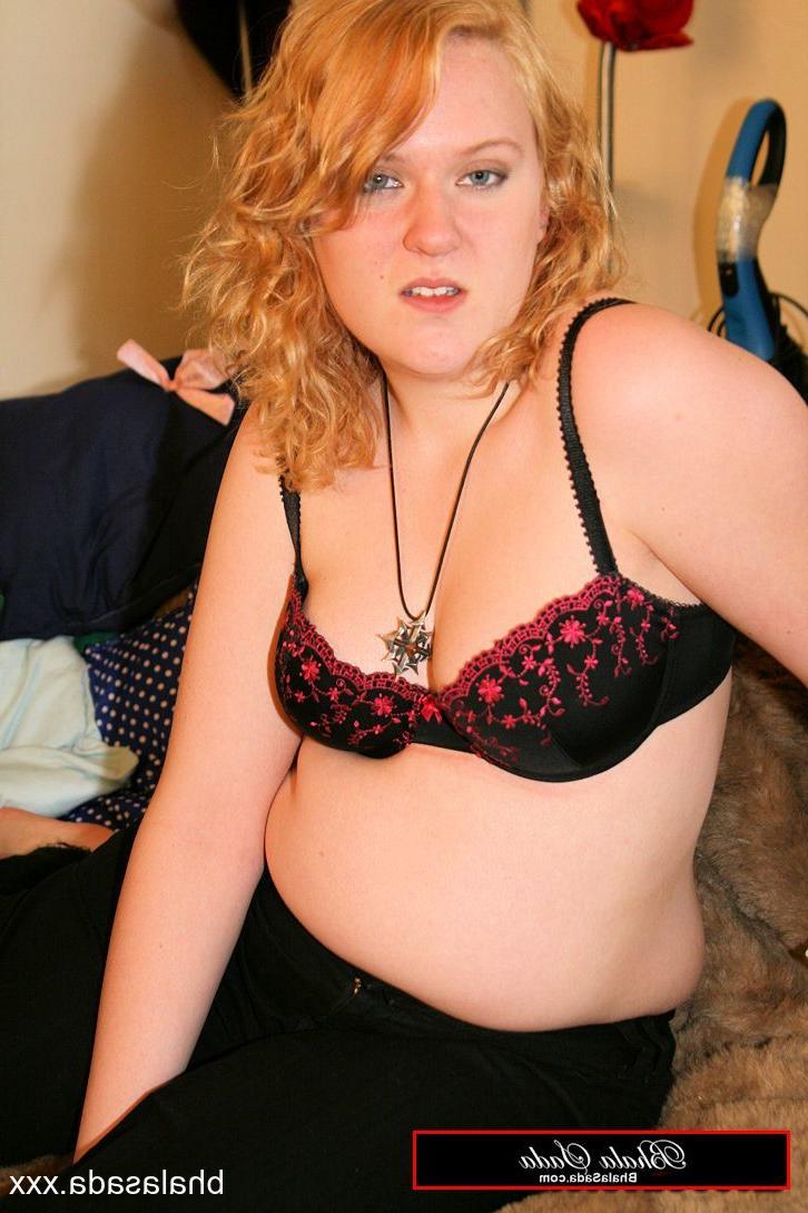 15P Amadora loira gordinha expondo seu corpo natural em sua lingerie