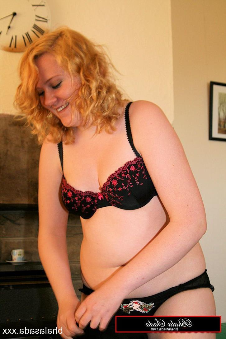 15P Amadora loira gordinha expondo seu corpo natural em sua lingerie