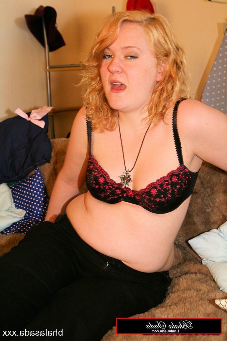 15P Amadora loira gordinha expondo seu corpo natural em sua lingerie