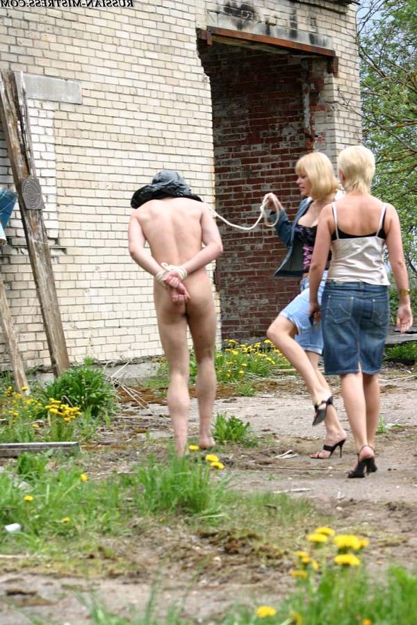 16P Mulheres russas torturam homem nu em local isolado