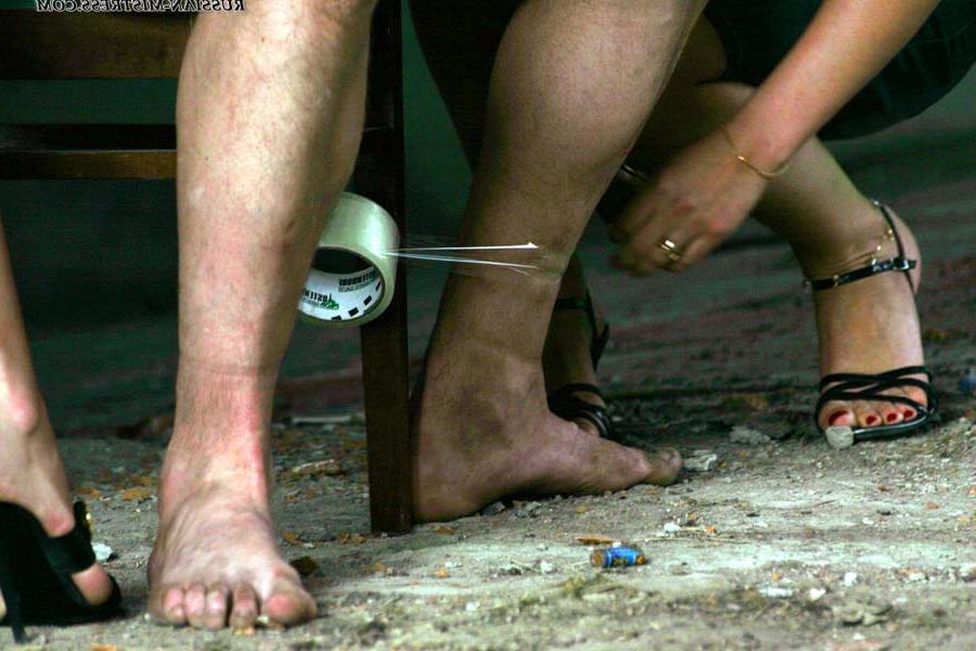 16P Mulheres russas torturam homem nu em local isolado