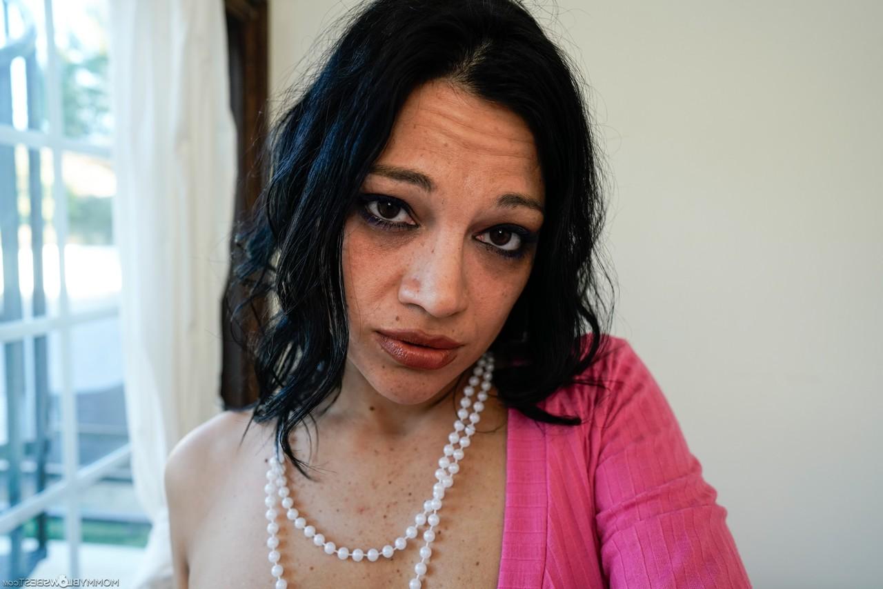 19P Die wunderschöne MILF Mona Azar zeigt ihren großen Hintern und gibt einen POV-Blowjob