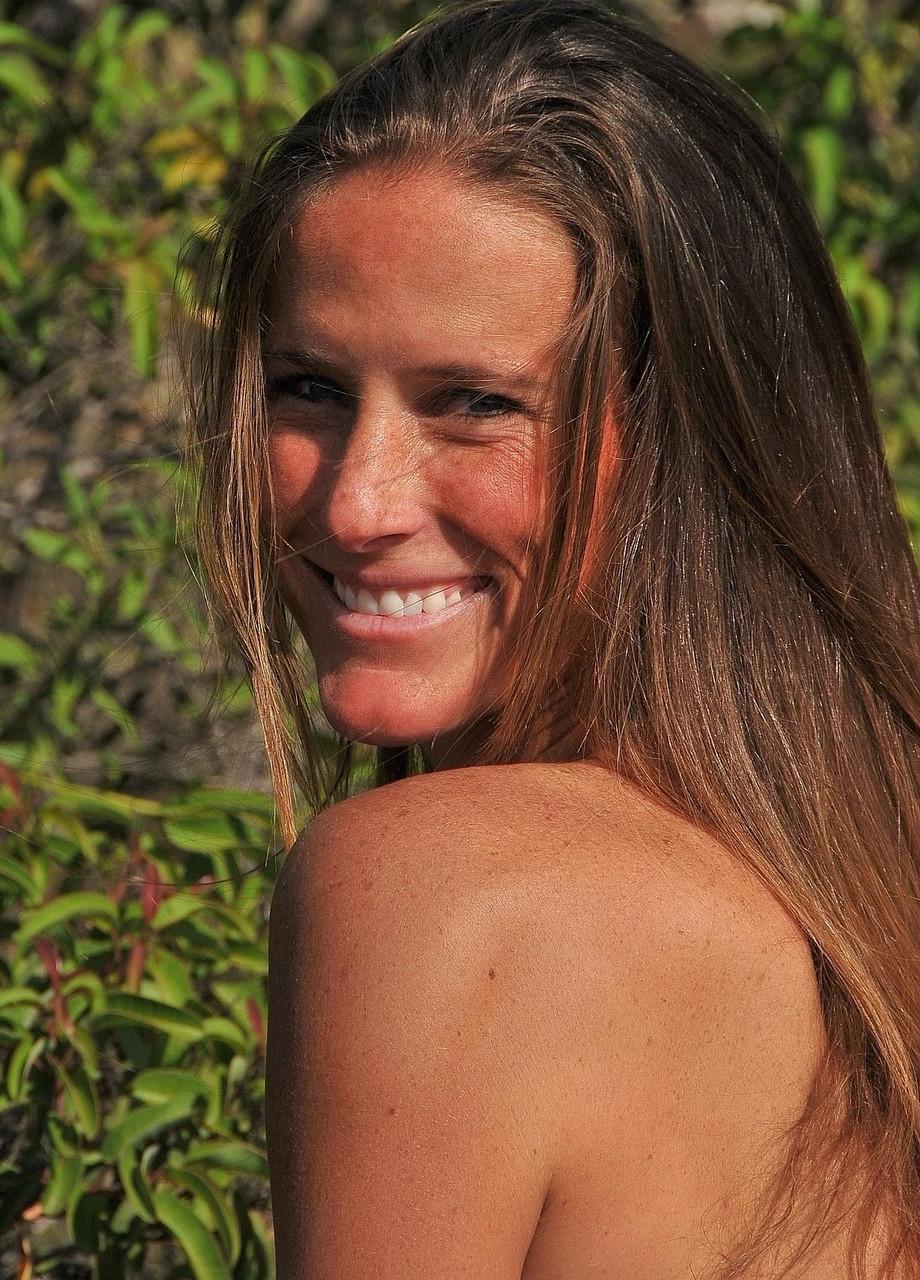 20P La sexy MILF Sofie Marie hace alarde de su gran culo con un diminuto bikini al aire libre