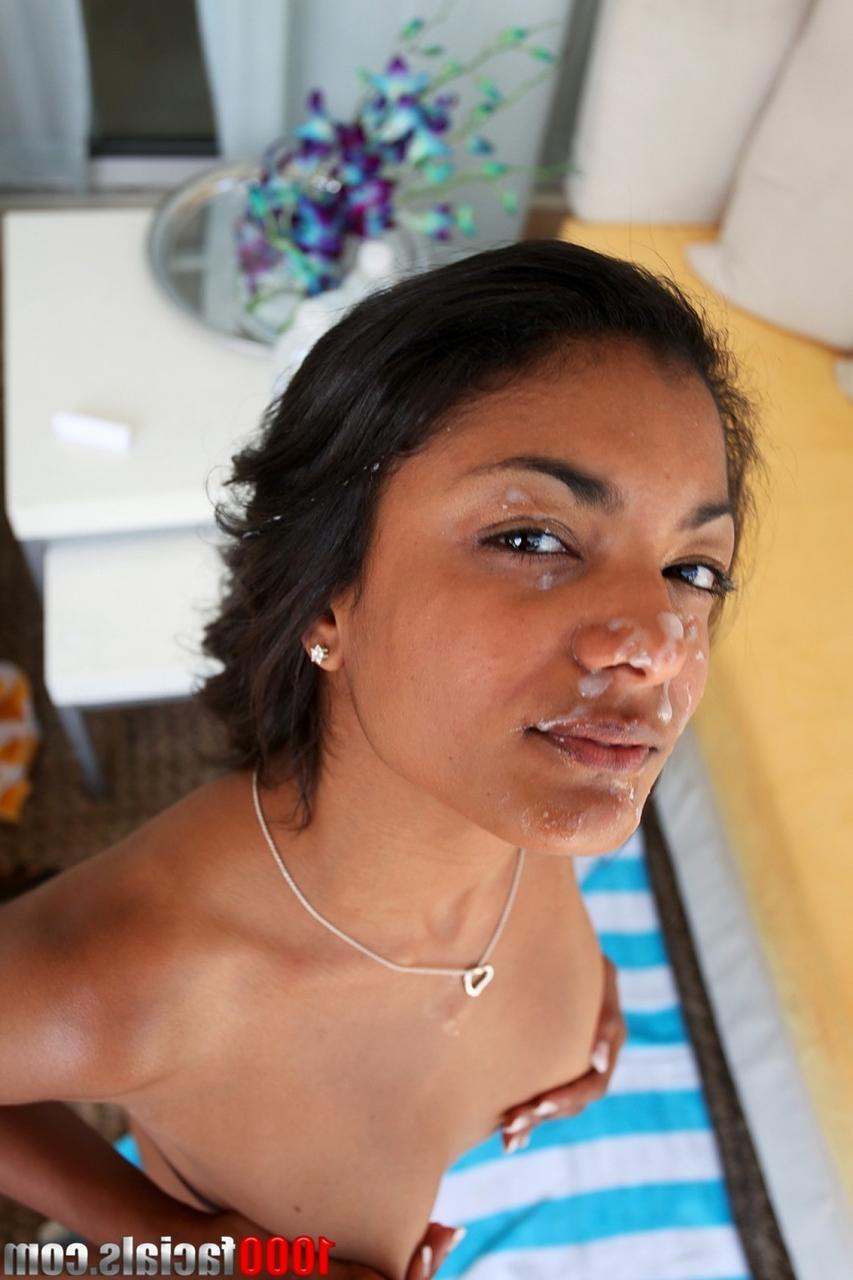 17P A linda garota de ébano Neela Sky dá um boquete POV deepthroat e faz um tratamento facial