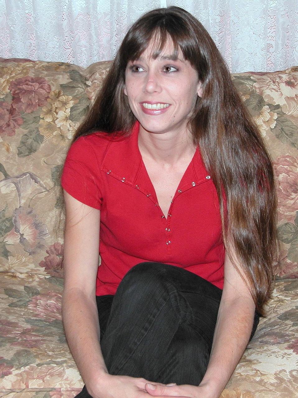 20P La chaude MILF Samantha Charles se déshabille et montre son gros butin.