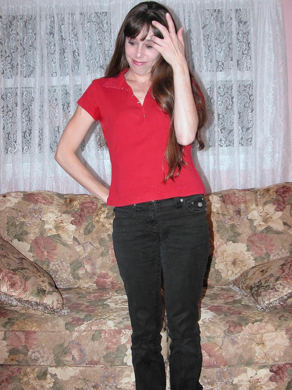 20P La chaude MILF Samantha Charles se déshabille et montre son gros butin.