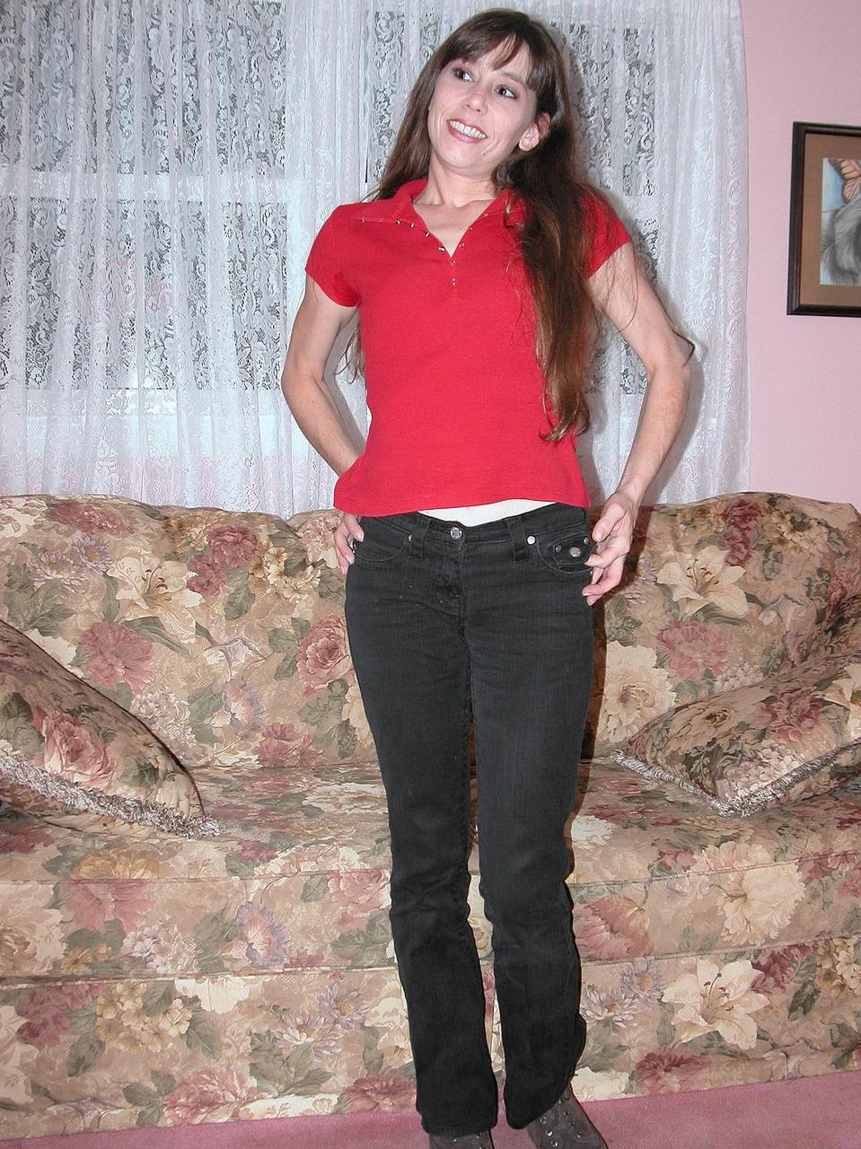 20P La chaude MILF Samantha Charles se déshabille et montre son gros butin.