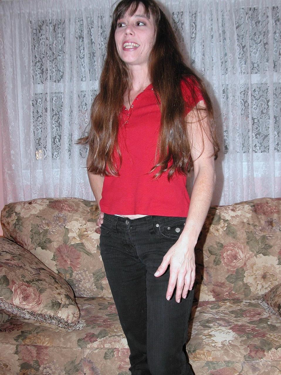 20P La chaude MILF Samantha Charles se déshabille et montre son gros butin.