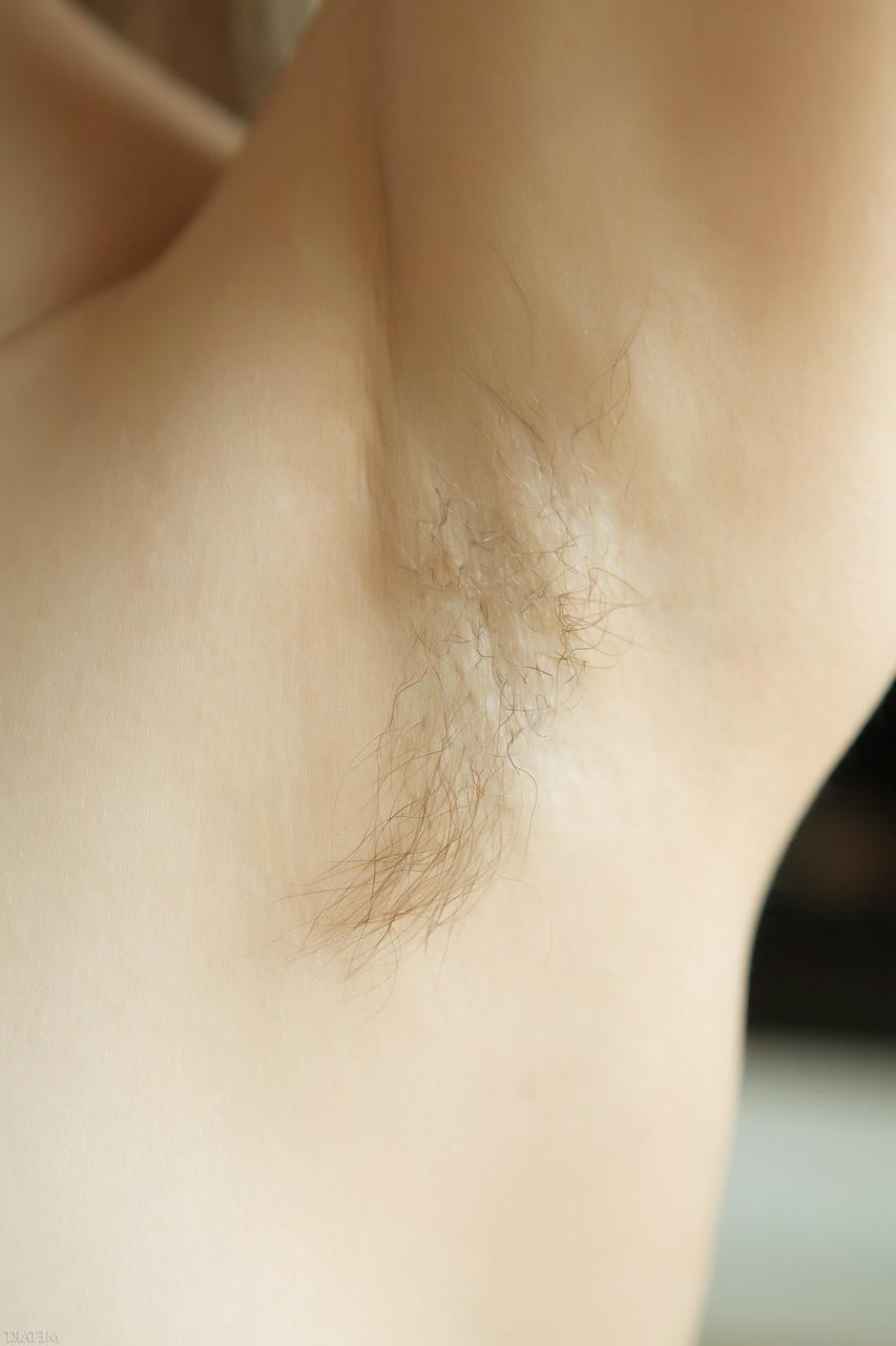 20P Das bezaubernde Teenie-Babe Beata B posiert am Kamin und zeigt ihre pelzigen Löcher