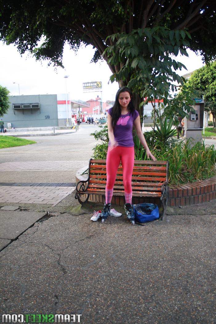20P La pequeña latina morena de 18 años Camila Santiago muestra su increíble culo redondo