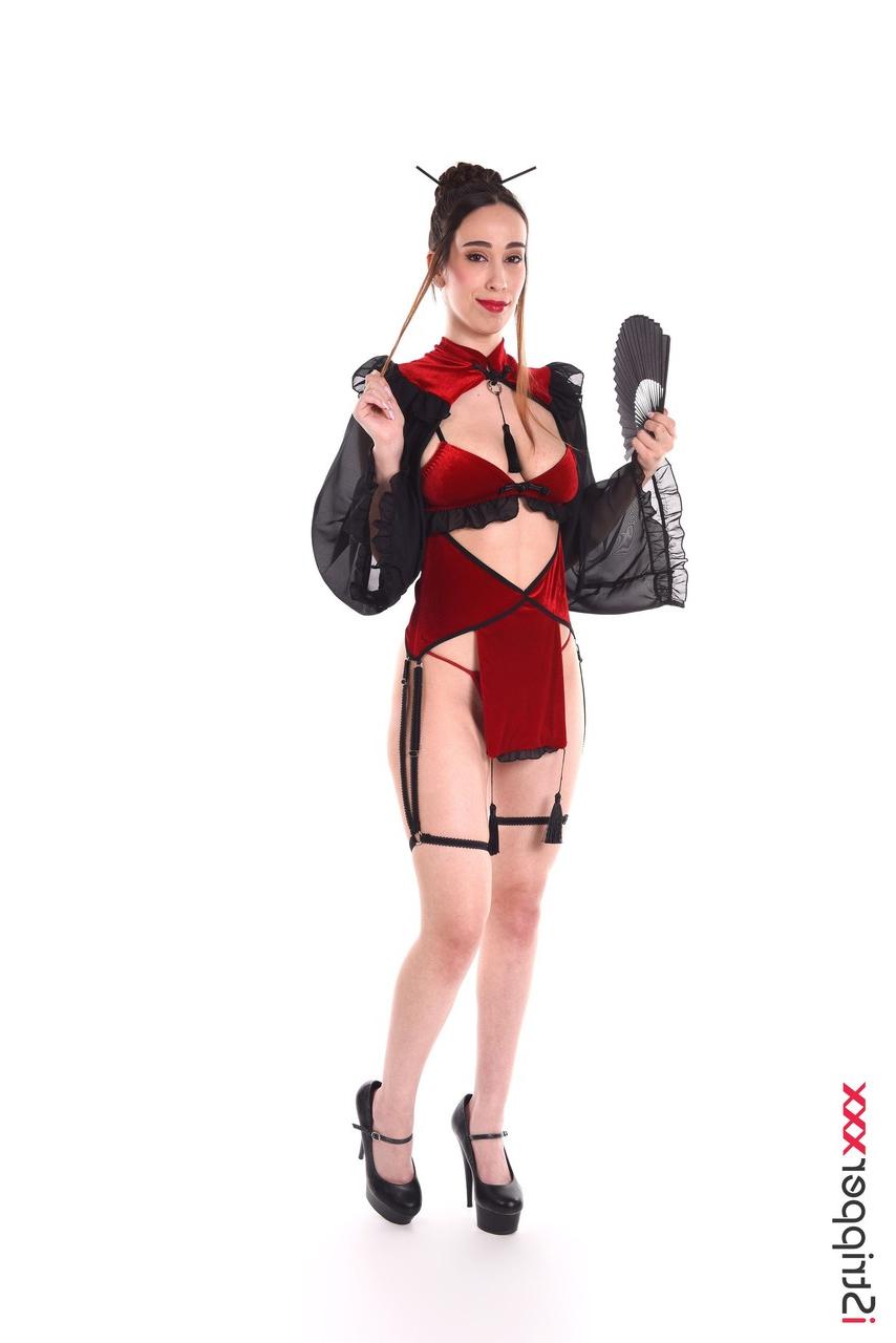 15P A morena sexy Camila Nissa descarta o traje de cosplay para ficar nua de salto alto