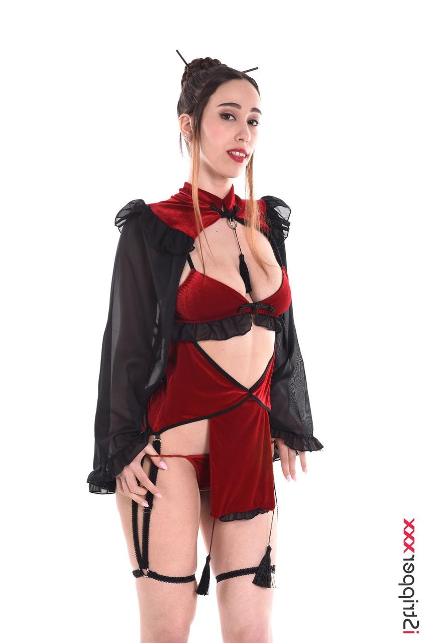 15P A morena sexy Camila Nissa descarta o traje de cosplay para ficar nua de salto alto