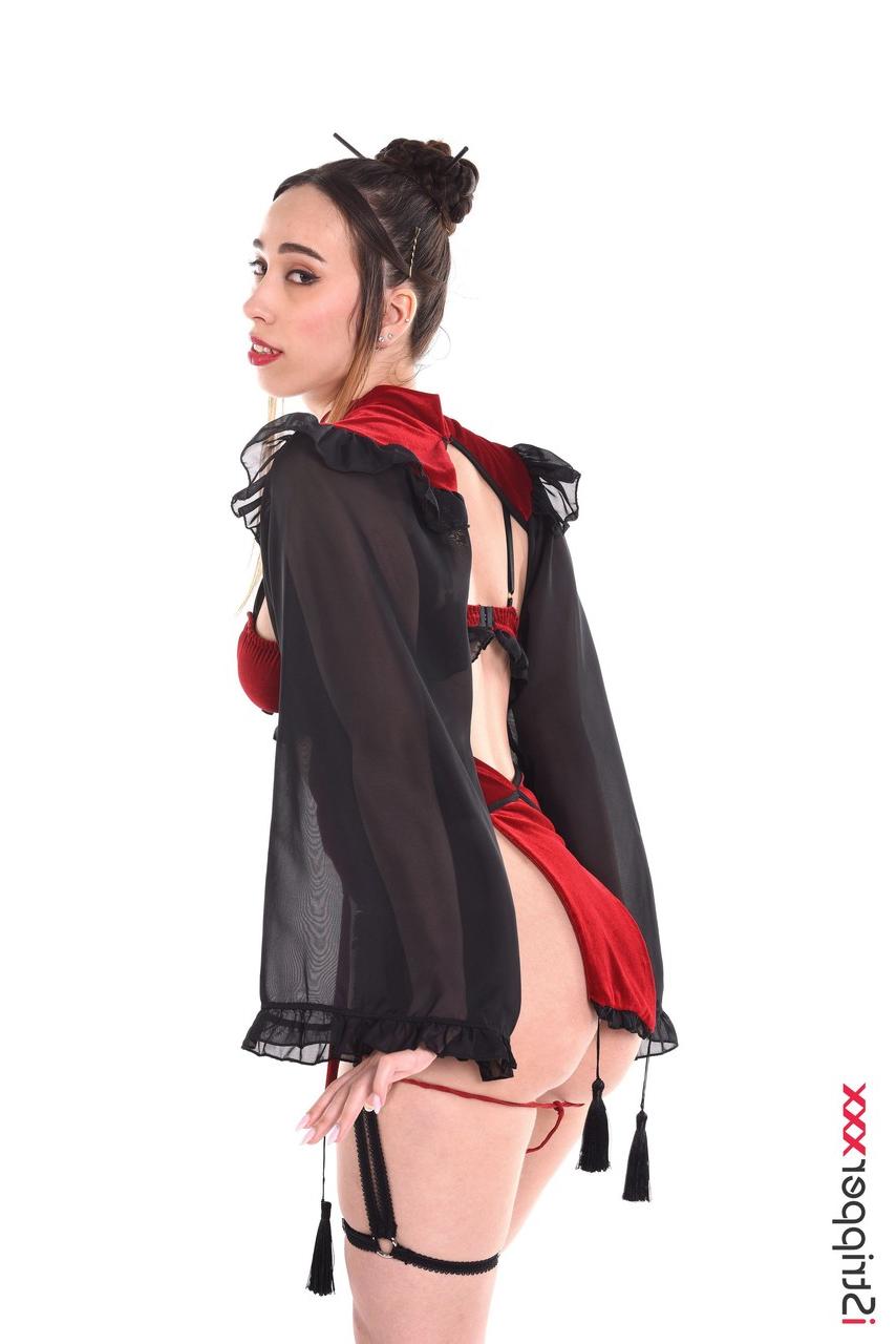 15P A morena sexy Camila Nissa descarta o traje de cosplay para ficar nua de salto alto