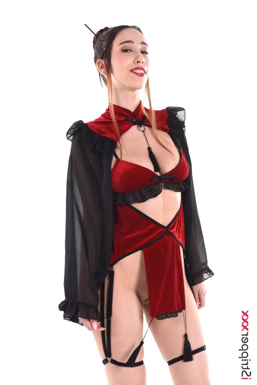 15P A morena sexy Camila Nissa descarta o traje de cosplay para ficar nua de salto alto
