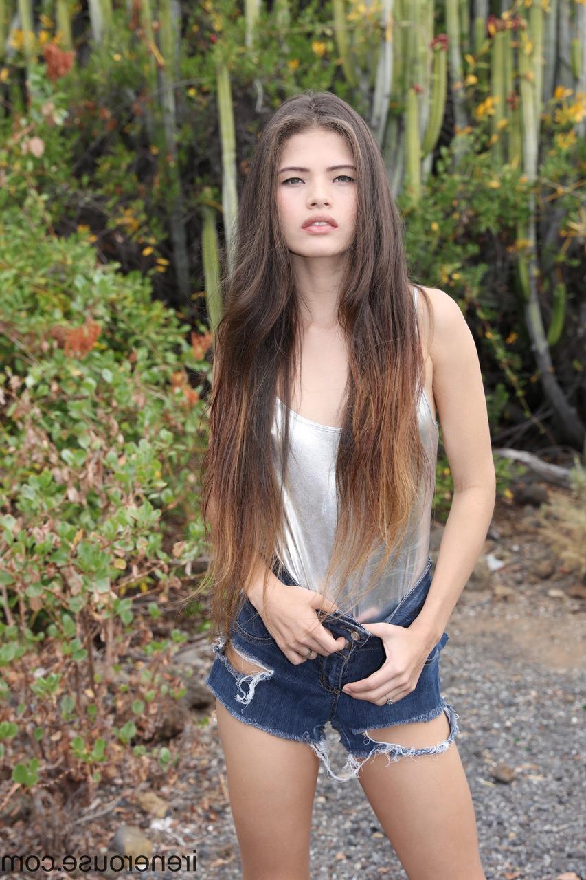15P A adolescente latina magra Irene Rouse posando com seu sexy short jeans rasgado do lado de fora