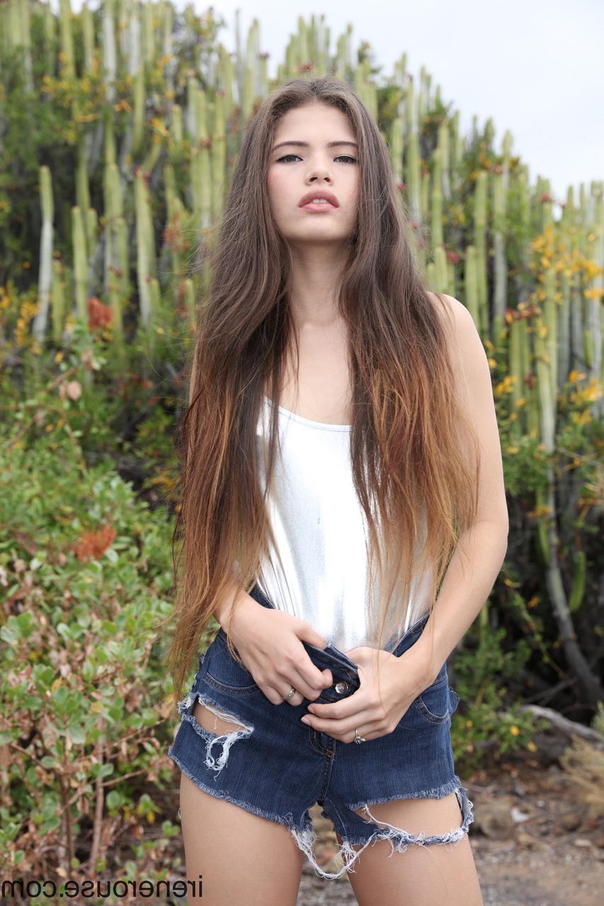 15P A adolescente latina magra Irene Rouse posando com seu sexy short jeans rasgado do lado de fora