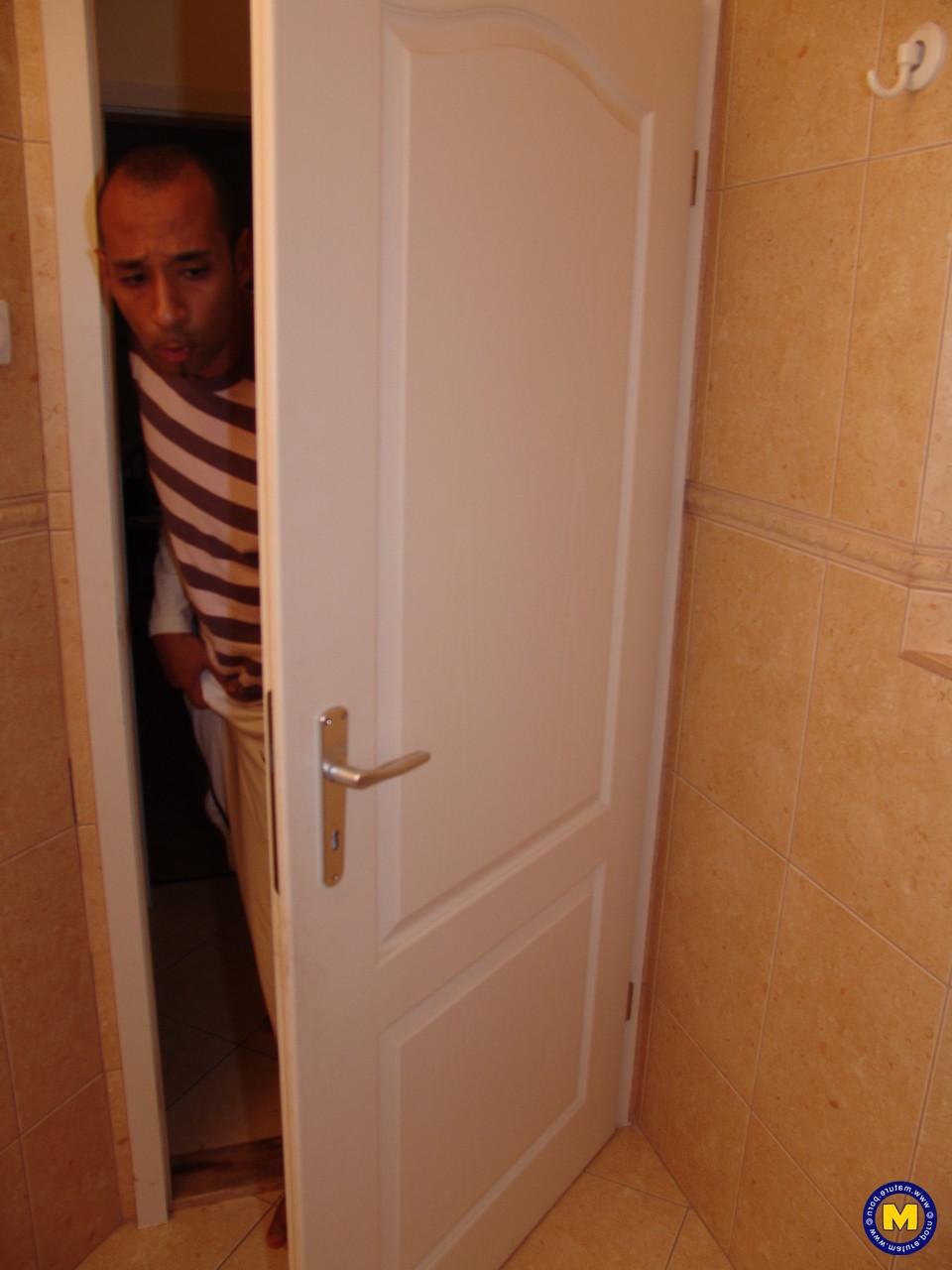 20P Hansah, femme au foyer coquine, boit du pipi, souffle et lèche le cul d'un étalon dans les toilettes