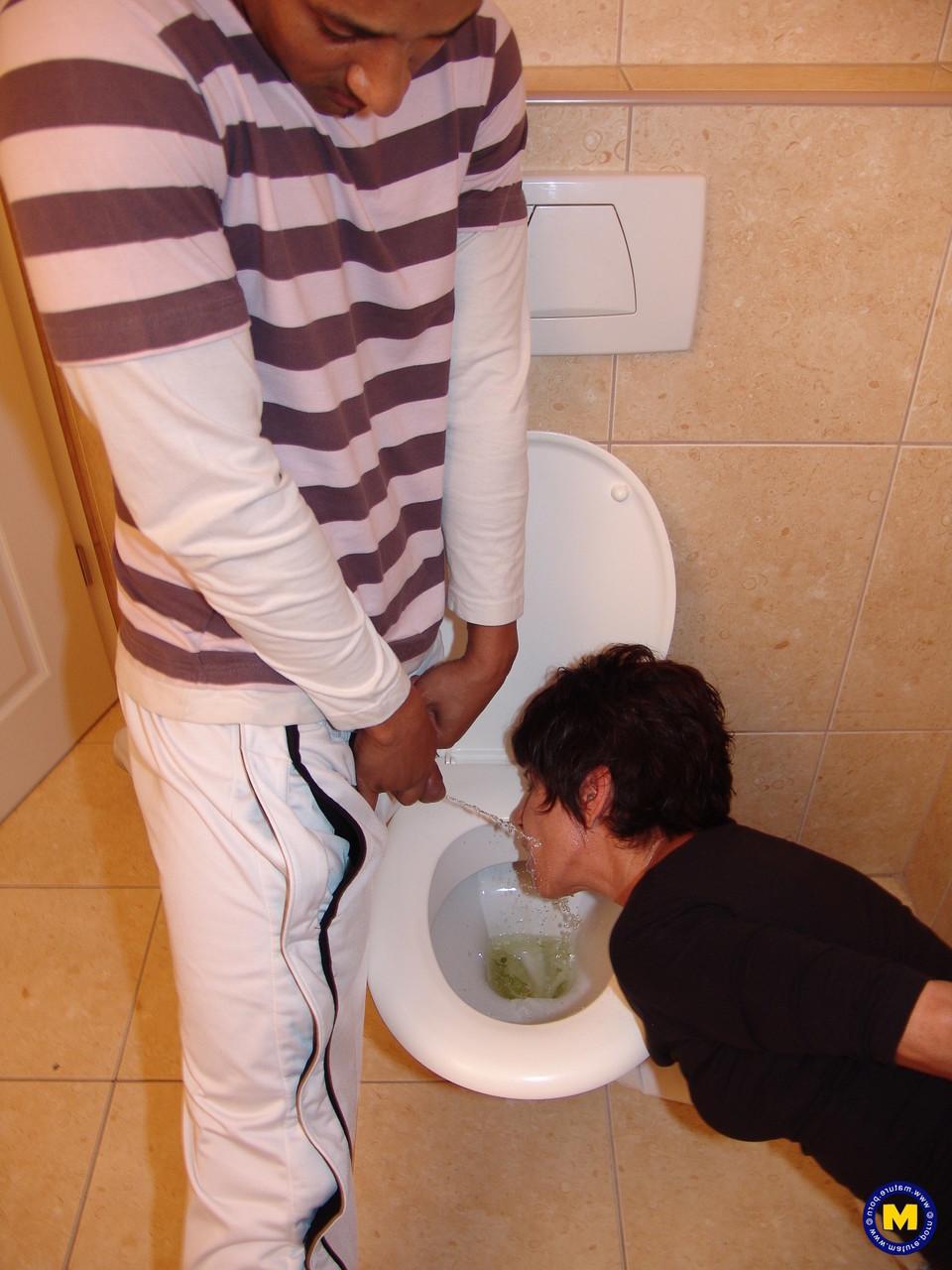 20P Hansah, femme au foyer coquine, boit du pipi, souffle et lèche le cul d'un étalon dans les toilettes