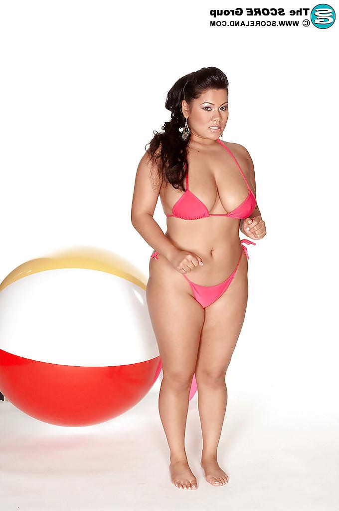 16P Gata morena gorda de biquíni Lanea Love expondo suas tetas