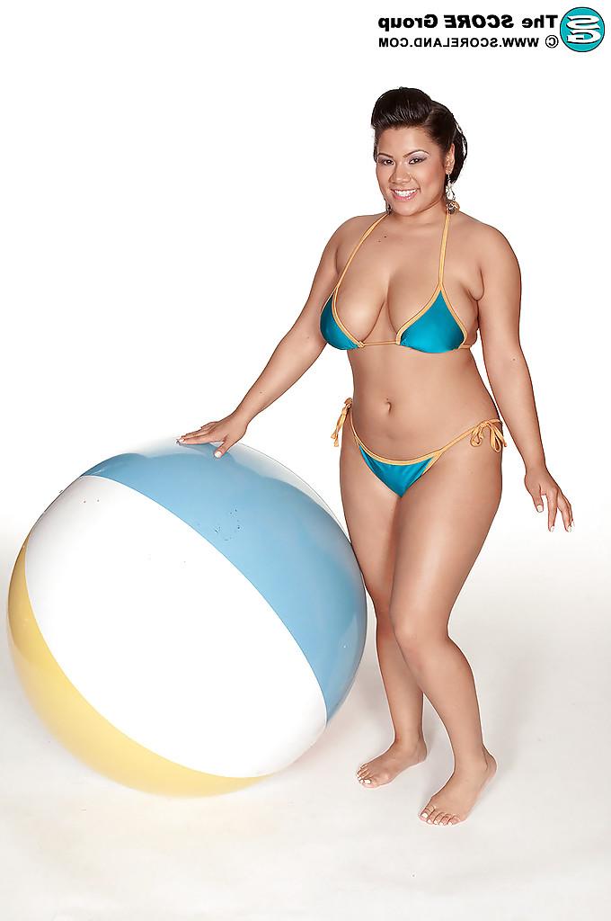 16P Gata morena gorda de biquíni Lanea Love expondo suas tetas