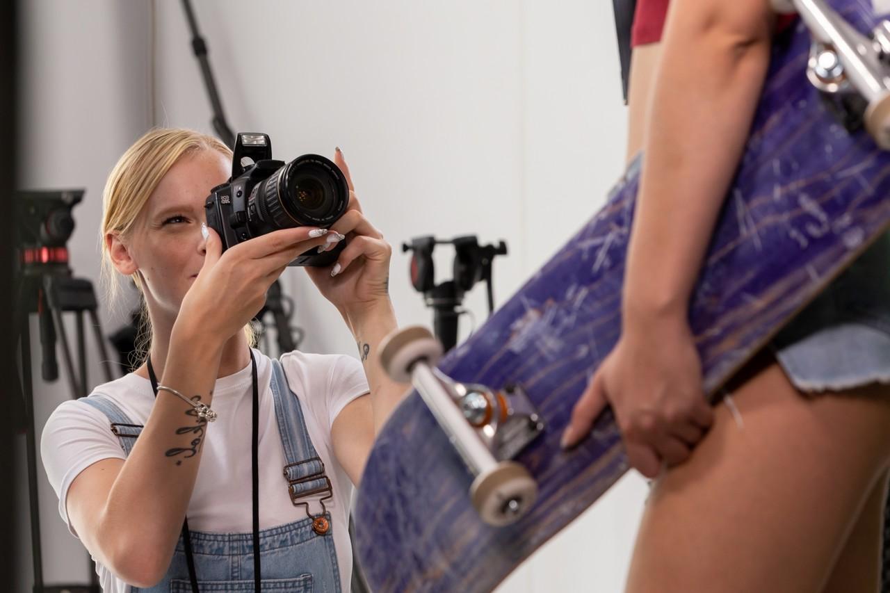 20P Jogadoras lésbicas de badminton Ariela e Cassey tiram a roupa e transam em uma sessão de fotos