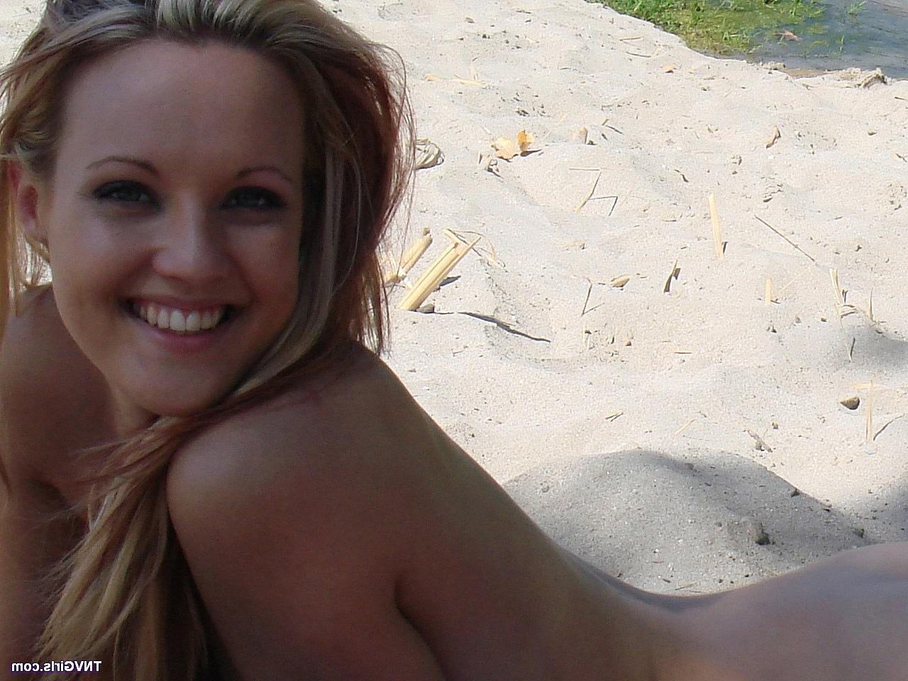 20P A adolescente gostosa Cari exibe seu corpo nu quente enquanto toma banho de sol na praia