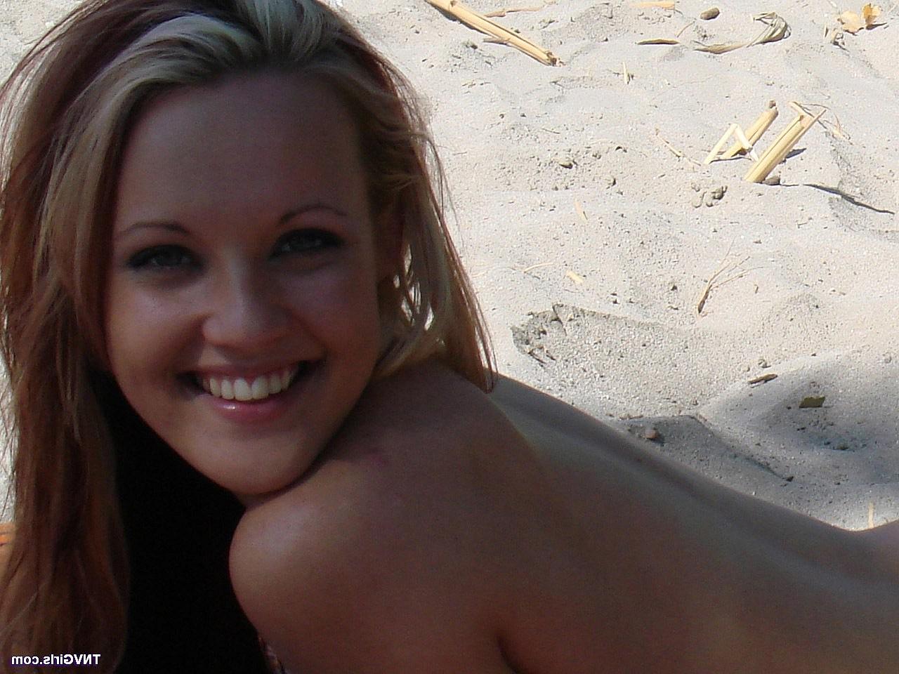 20P A adolescente gostosa Cari exibe seu corpo nu quente enquanto toma banho de sol na praia