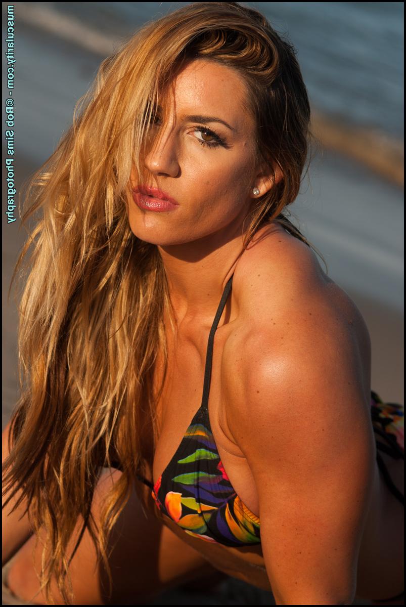 15P La bodybuildeuse sexy Jessica Kiernan fléchit ses muscles sur une plage en bikini.