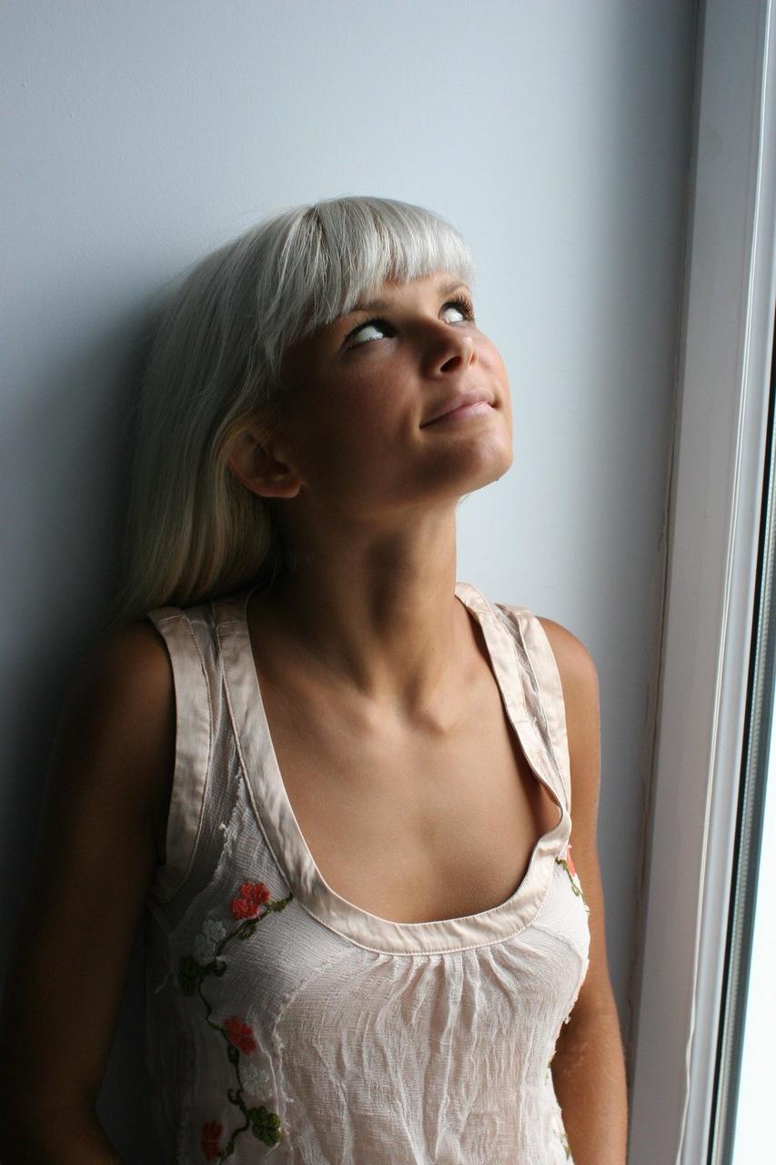 20P La belle jeune Alicia A dévoile son corps parfait et pose nue en solo.