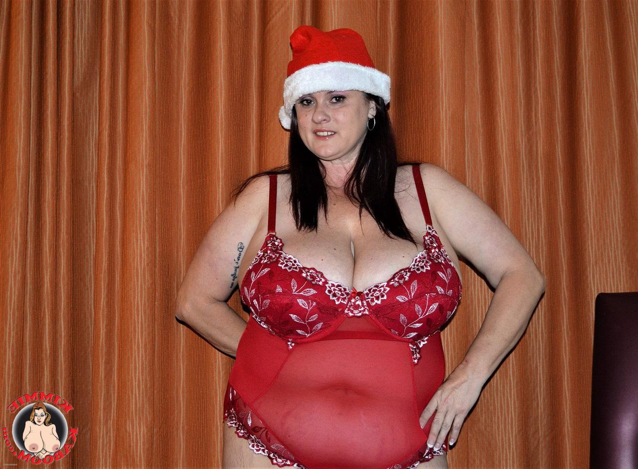 15P Chubby MILF Kimmie Kaboom exposes her big boobs & gives a POV blowjob