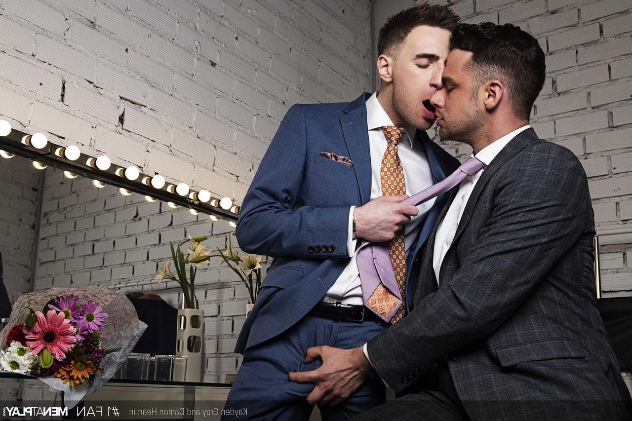 20P Homens gays gostosos de terno Damon Heart e Kayden Gray fazem sexo anal hardcore