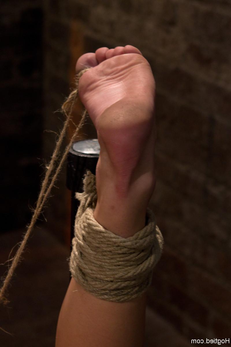 20P Linda garota Tessa Taylor tem seus peitos amarrados e sua buceta brincada em uma mesa de BDSM