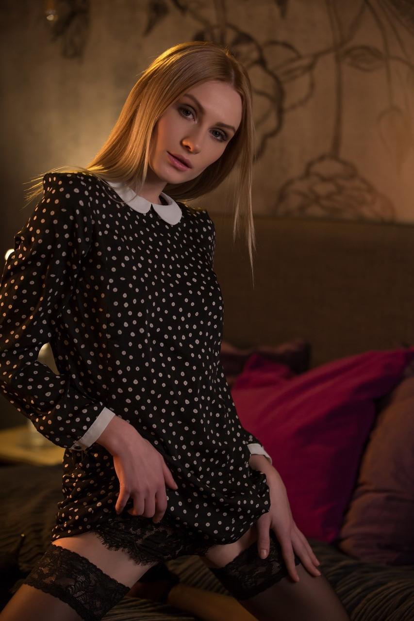 10P A adolescente amadora Celia tira sua lingerie preta e posa na cama