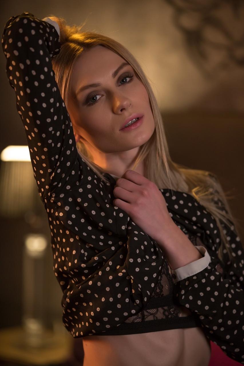 10P A adolescente amadora Celia tira sua lingerie preta e posa na cama