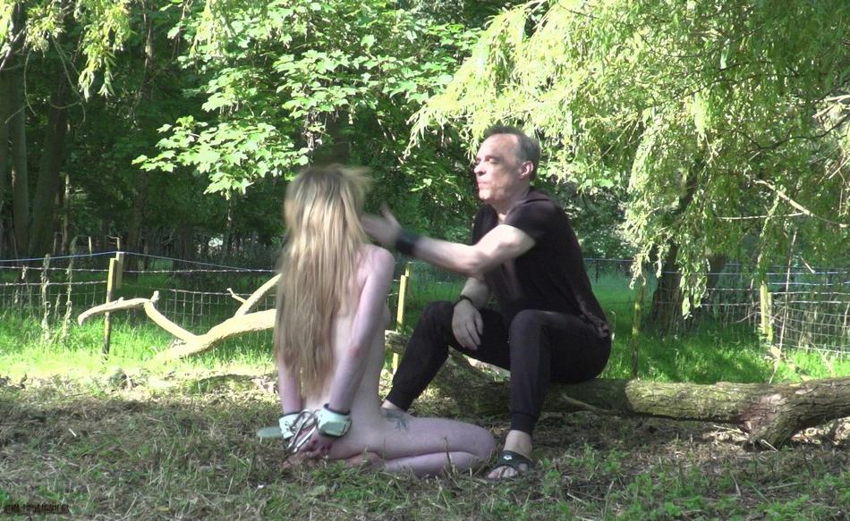 16P Nackter blonder Teenager gibt Oralsex, nachdem er gründlich gedemütigt wurde