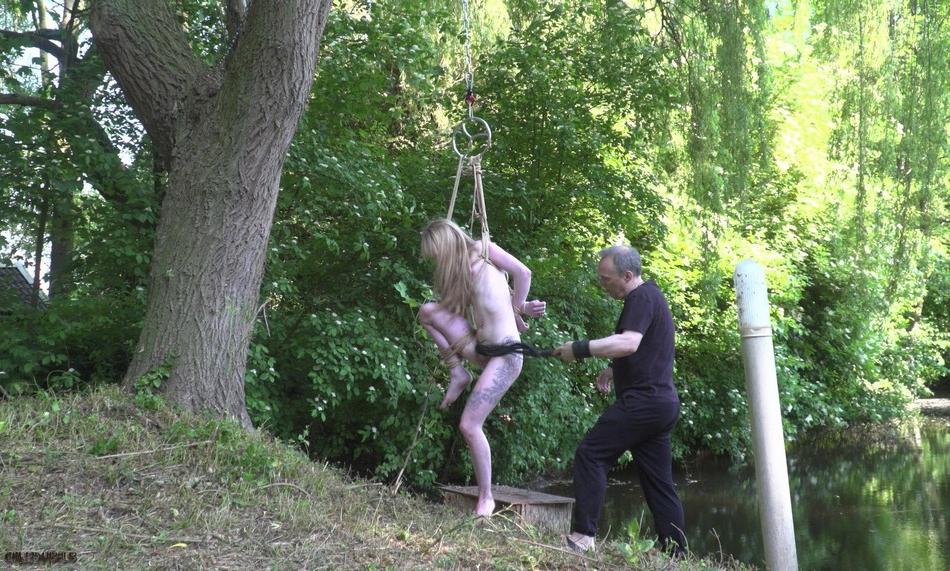 16P Nackter blonder Teenager gibt Oralsex, nachdem er gründlich gedemütigt wurde