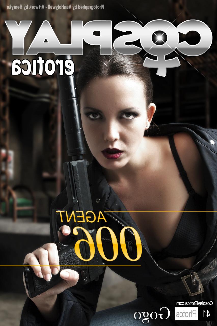 12P Menina bonita expõe sua bela bunda segurando uma pistola equipada com silenciador