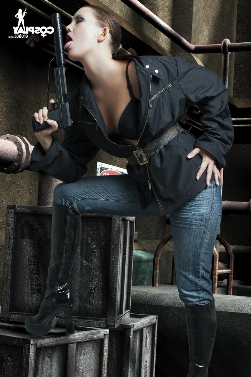 12P Menina bonita expõe sua bela bunda segurando uma pistola equipada com silenciador